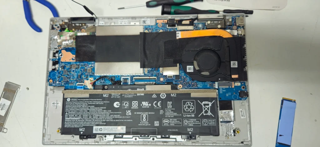 Innenansicht eines geöffneten HP Pavilion x360 14-dy0433ng