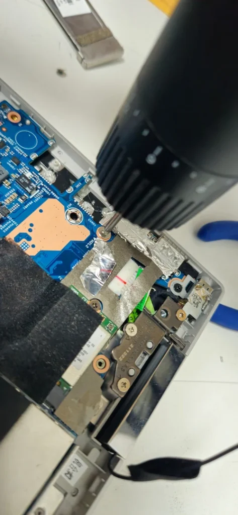 Detailaufnahme im Bereich der Ladebuchse eines geöffneten HP Pavilion x360