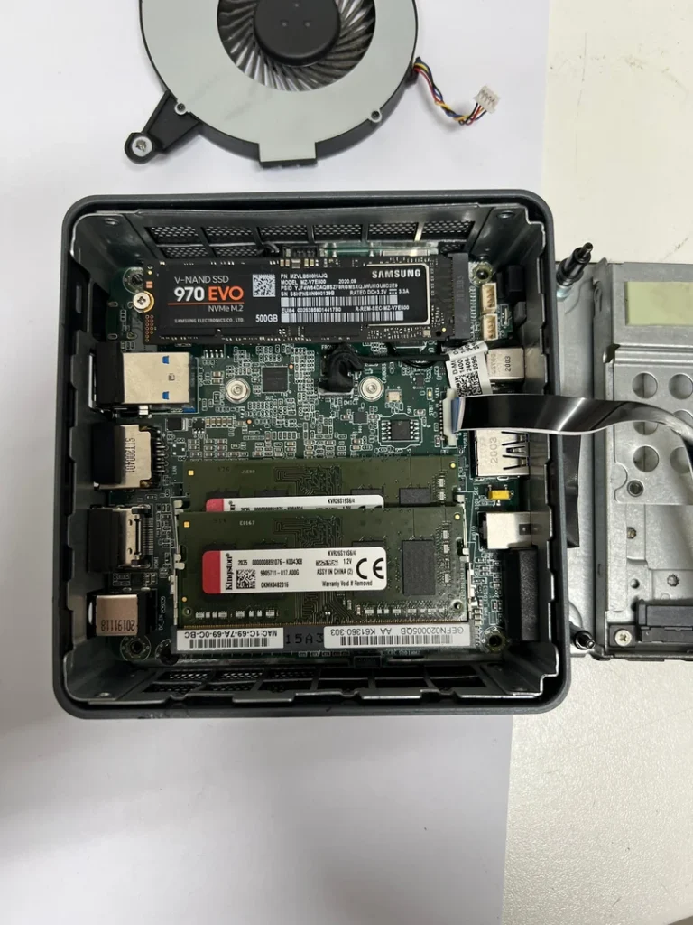 Geöffneter Intel NUC 10FNH mit Mainboard, Speicher und ausgebautem Lüfter