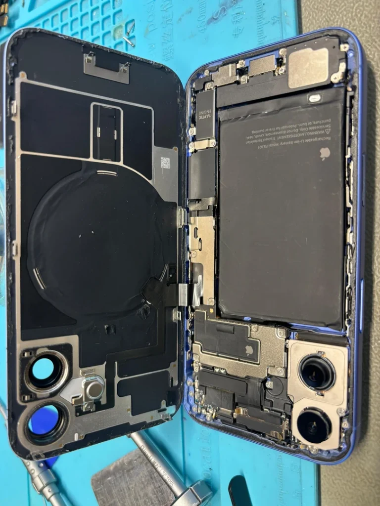 Geöffnetes iPhone 16 mit Display, Akku und Hauptplatine