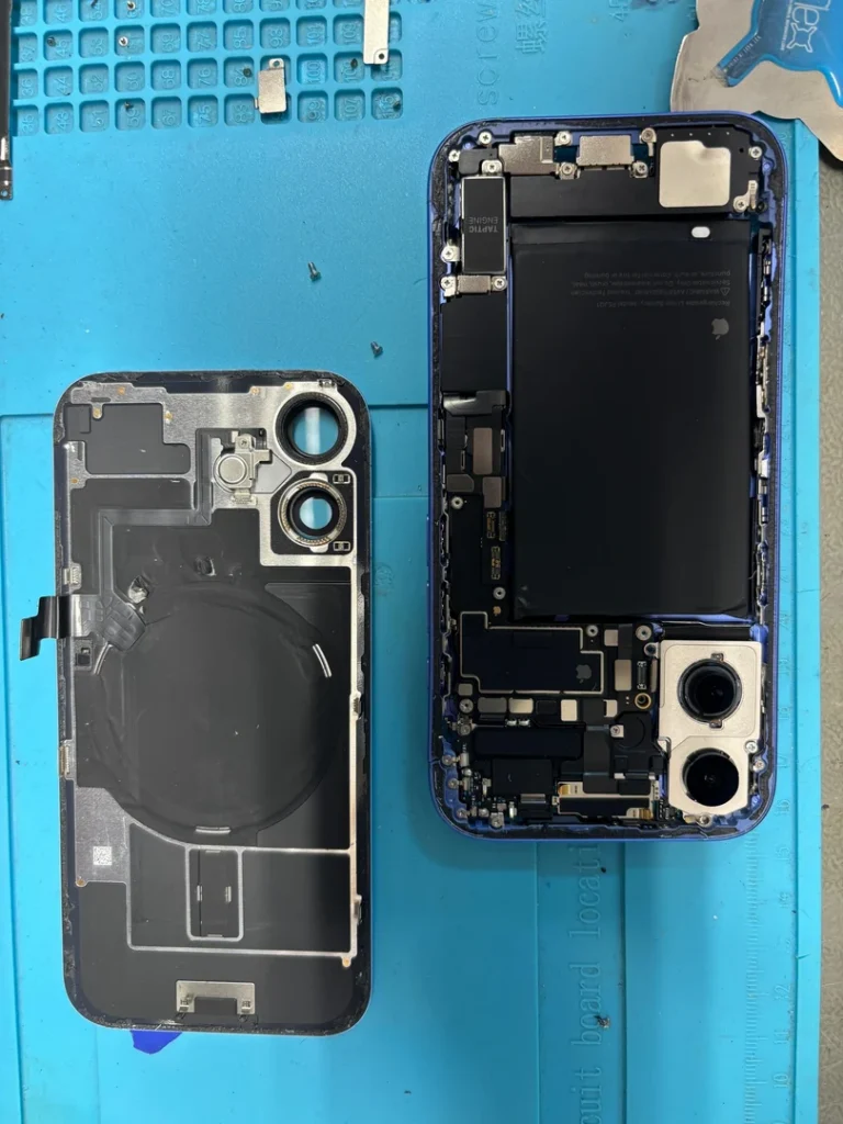 Geöffnetes iPhone 16 neben dem ausgebauten alten Gehäuseteil