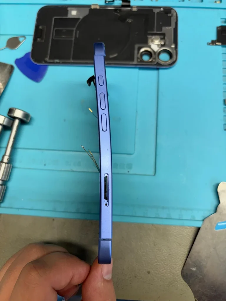 Gerader blauer Rahmen des iPhone 16 nach dem Gehäusetausch