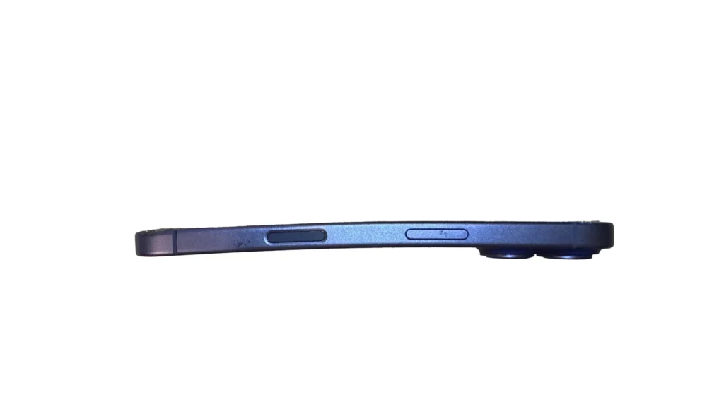 Seitenansicht des verbogenen blauen Rahmens am iPhone 16
