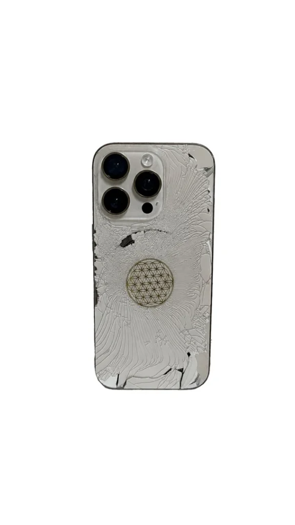 Stark zersplittertes Backcover des iPhone 16 Pro vor dem Austausch
