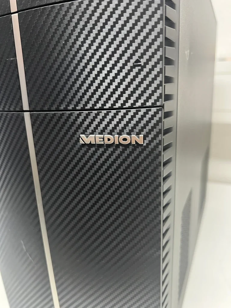 Nahaufnahme der Front des Medion PCs mit Medion-Logo und Gehäusestruktur