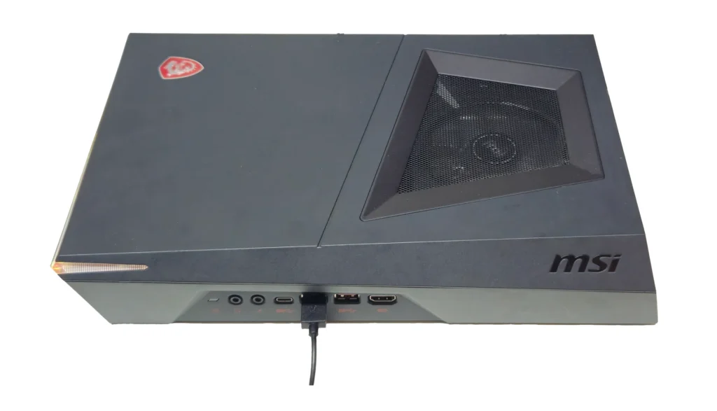 MSI Trident B920 mit Lüftungsgitter und sichtbaren Frontanschlüssen