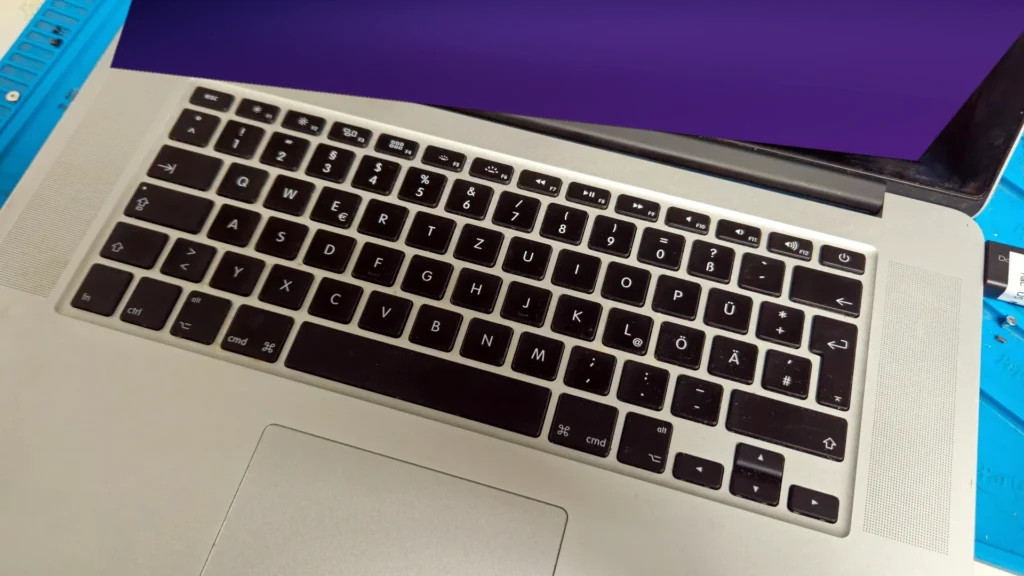 Tastatur und Gehäuse eines MacBook Pro A1398