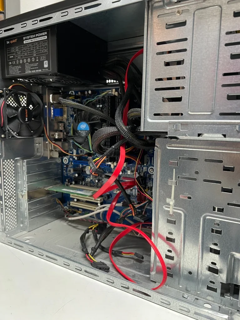 Geöffneter Selbstbau-PC mit Netzteil, Mainboard und Verkabelung