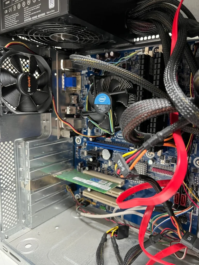 CPU- und Gehäuselüfter mit Verkabelung im geöffneten Selbstbau-PC