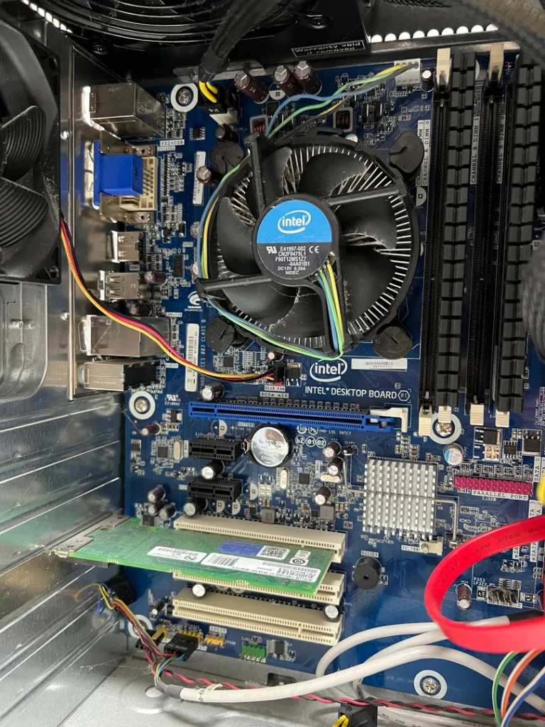 Mainboard, Arbeitsspeicher und CPU-Kühler im geöffneten Selbstbau-PC