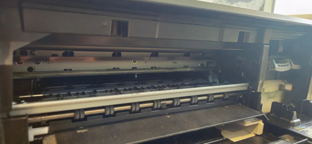 Geöffneter Canon PIXMA MG3650S mit sichtbarem Papierweg und Druckmechanik