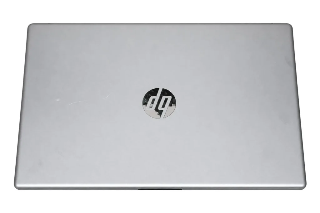 Geschlossenes silberfarbenes HP 15 fc0555ng in der Ansicht von oben
