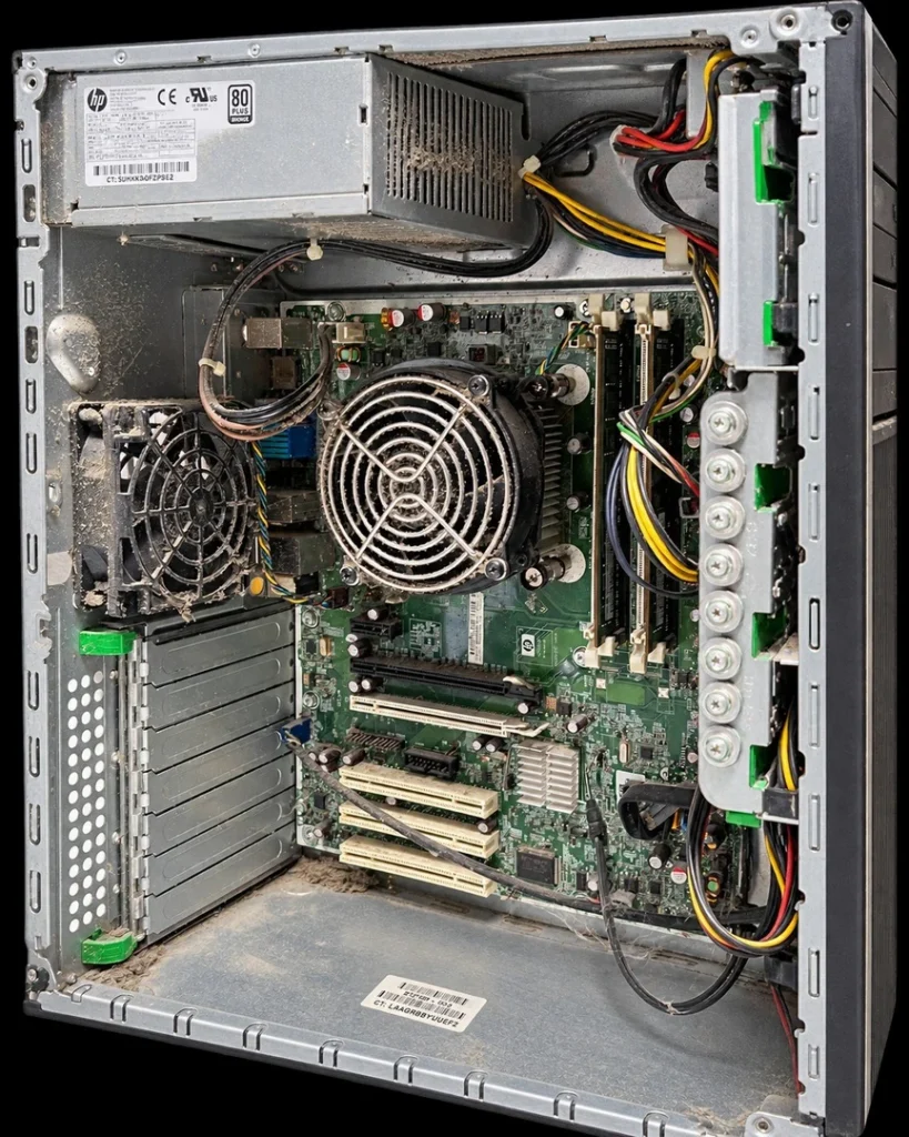 Staubablagerungen im geöffneten HP Compaq 8100 Elite CMT