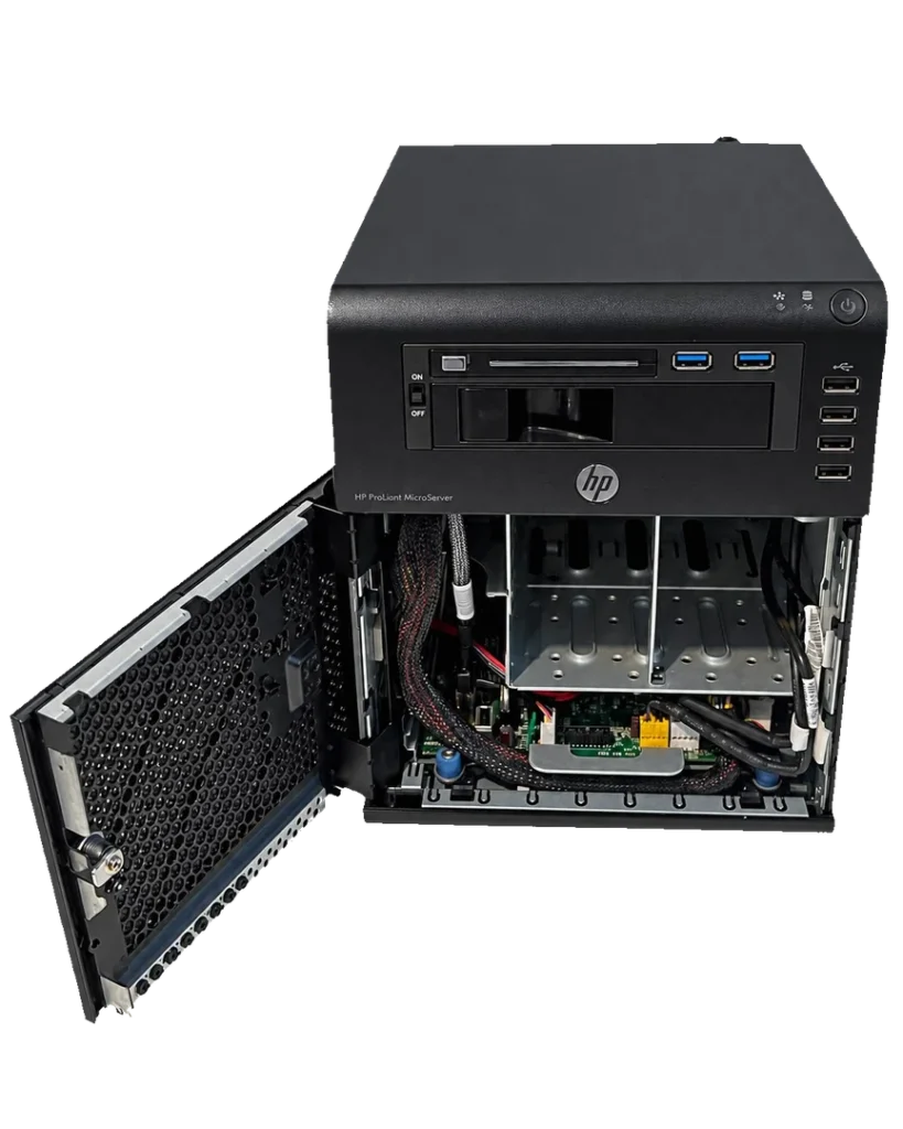 Geöffneter HP MicroServer N54L mit ausgeschwenkter Fronttür und sichtbarem Innenraum