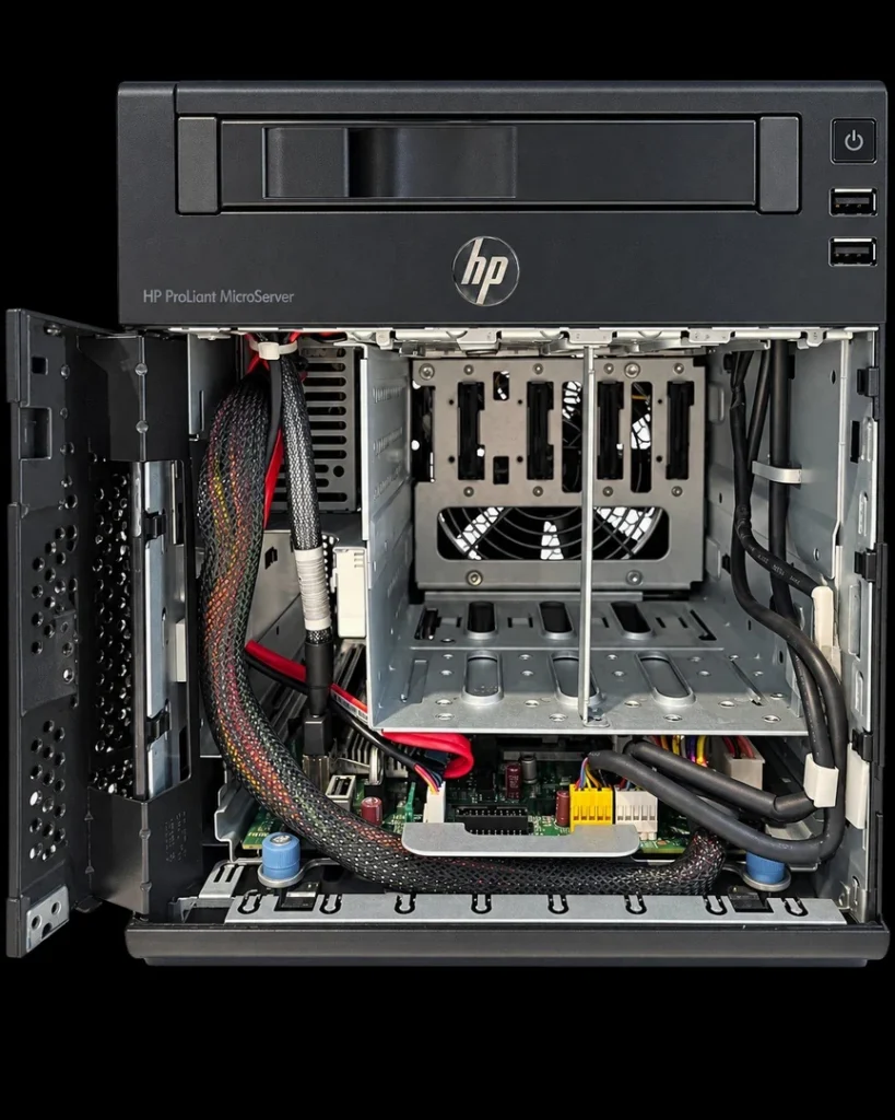 Geöffneter HP MicroServer N54L mit sichtbarem Innenraum und rückseitigem Lüfter