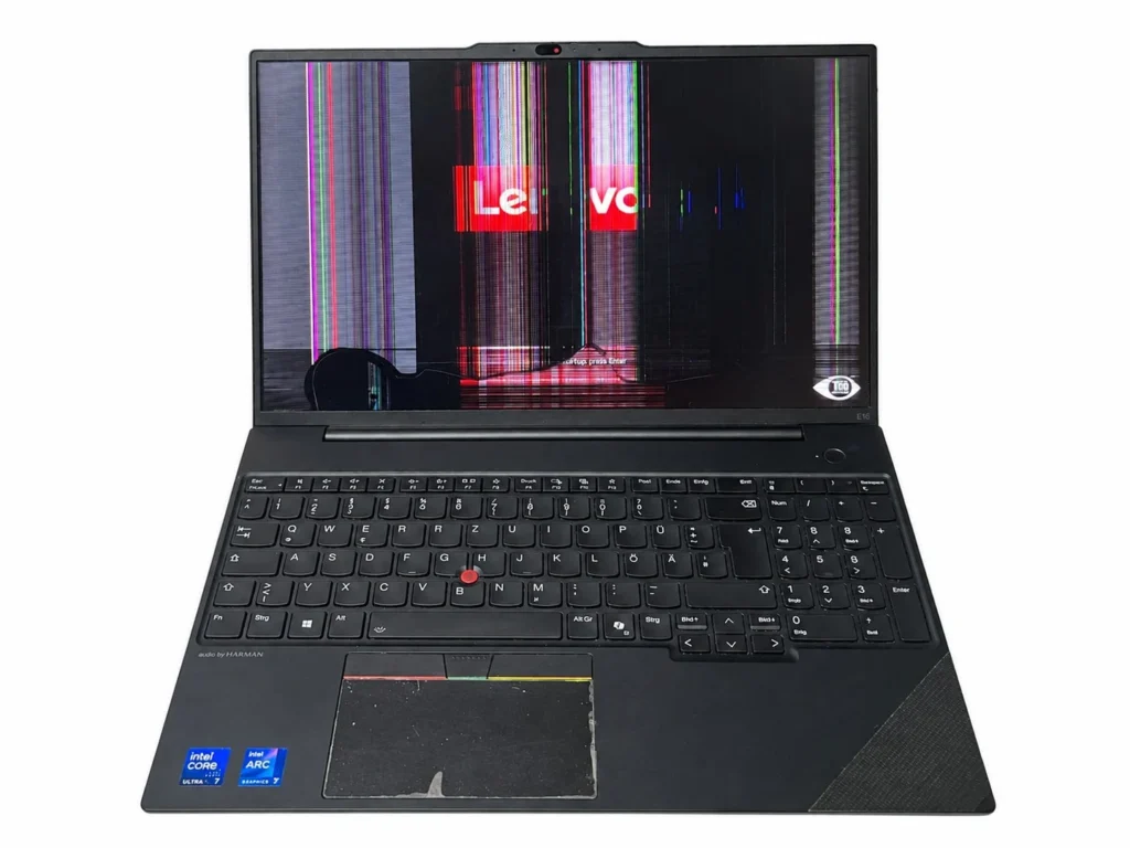 Lenovo ThinkPad E16 mit defektem Display und farbigen Linien vor dem Austausch