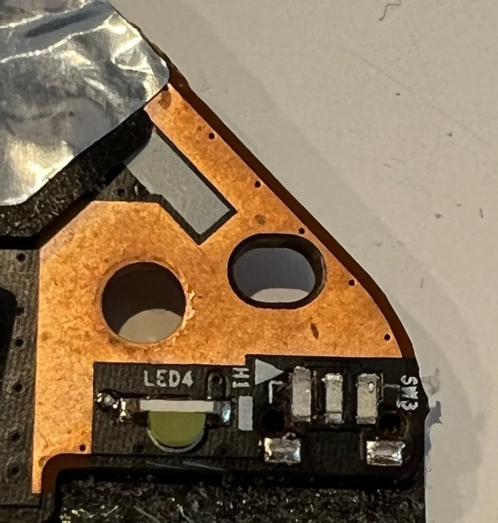 Detailaufnahme der Platine mit dem beschädigten Ein-/Ausschalter des Lenovo Yoga Pro 9 16IMH9