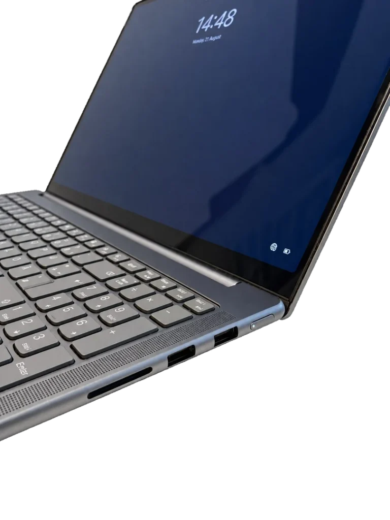 Seitliche Ansicht des gestarteten Lenovo Yoga Pro 9 16IMH9 mit Windows-Sperrbildschirm