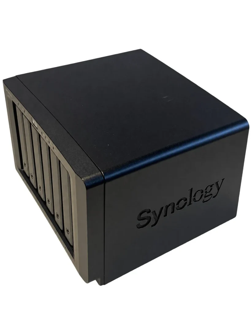 Synology DS1621+ schräg von vorne mit sichtbarer Seitenwand und Laufwerkseinschüben