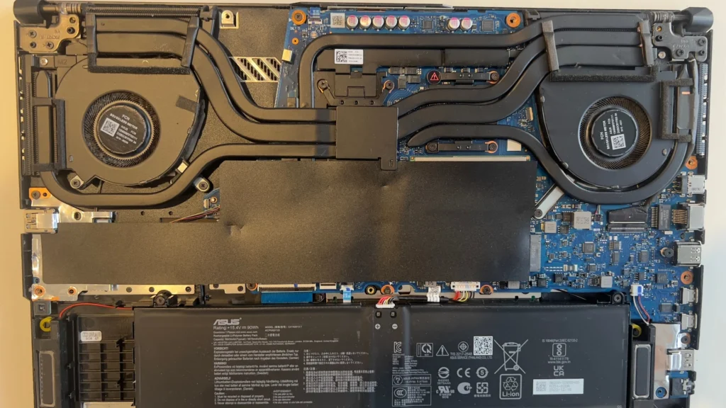 Innenansicht des ASUS TUF Gaming A17 mit Akku, Kühlsystem und zwei Lüftern