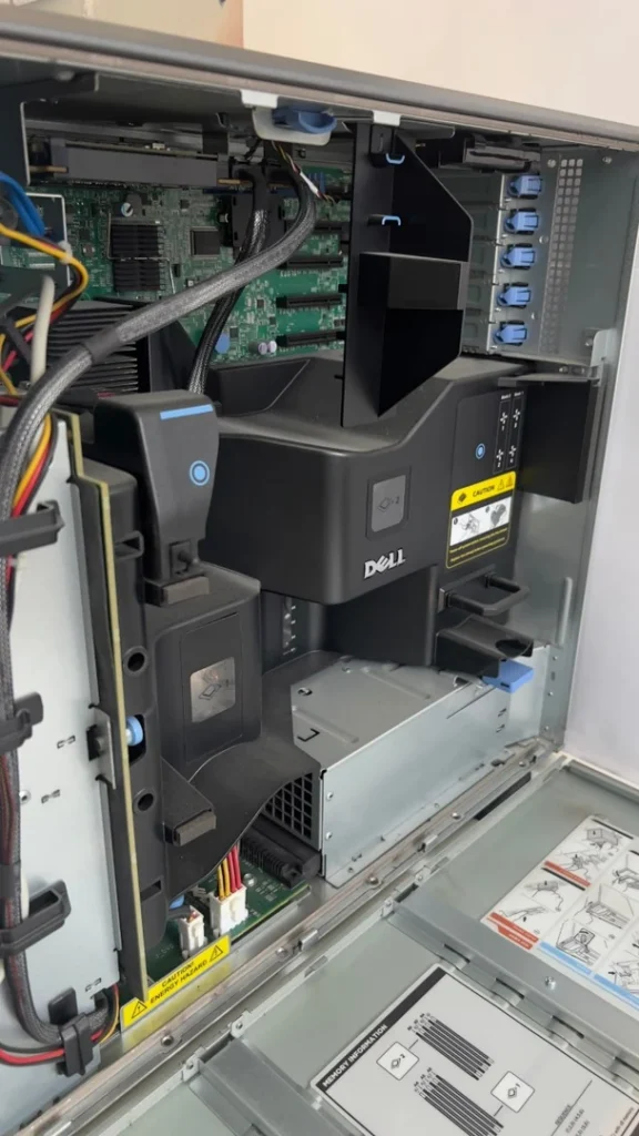 Geöffneter Dell PowerEdge T610 mit sichtbarem Innenraum und Laufwerksschächten