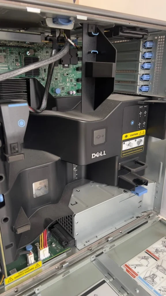 Innenraum eines Dell PowerEdge T610 mit Luftführung und Laufwerksbereich