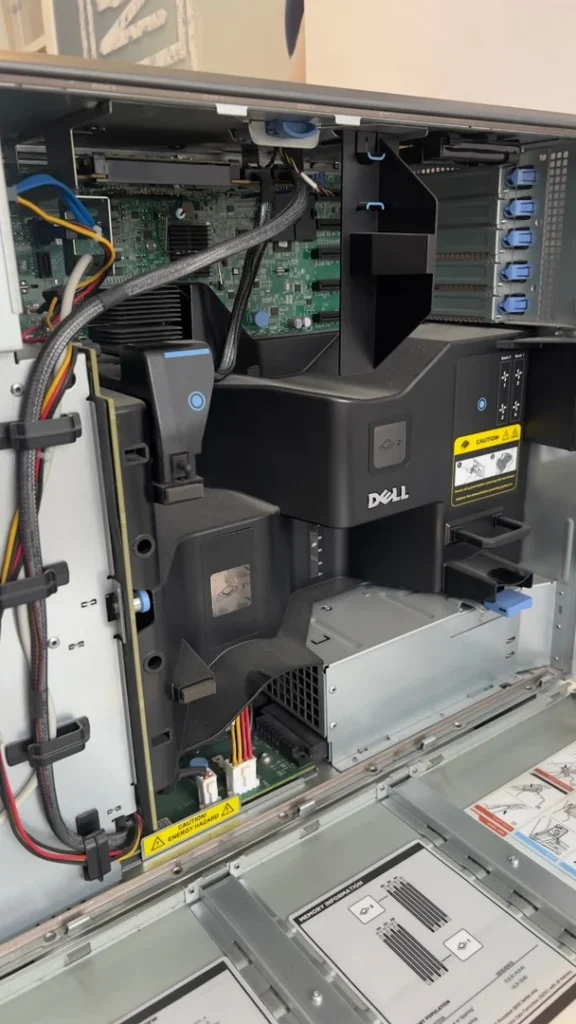 Weite Innenansicht des geöffneten Dell PowerEdge T610 Servers