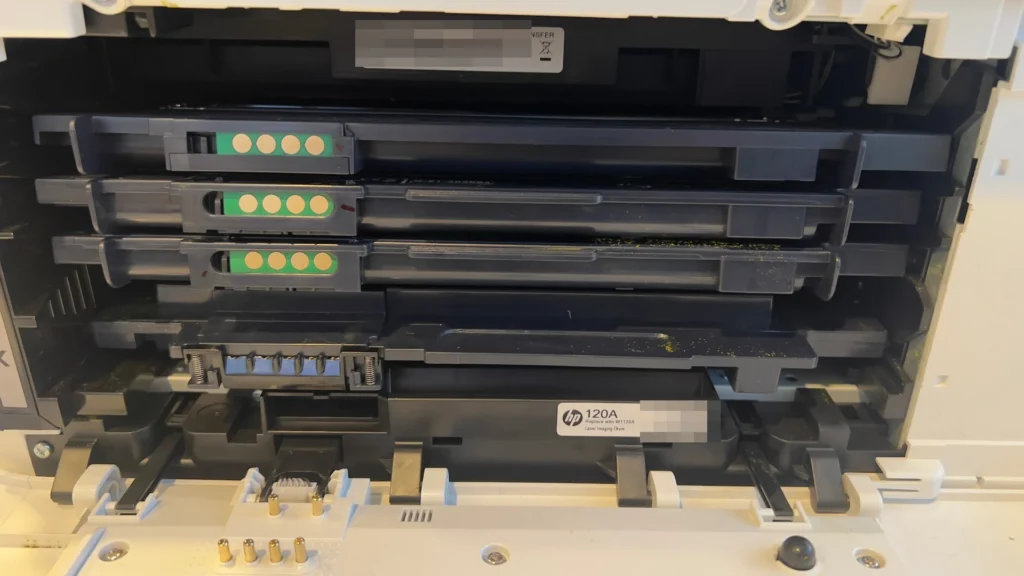 Geöffnetes Druckwerk des HP Color Laser MFP mit eingesetzter Bildtrommel