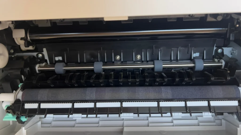 Innenansicht des Papierwegs mit Rollen im HP-Farblaserdrucker
