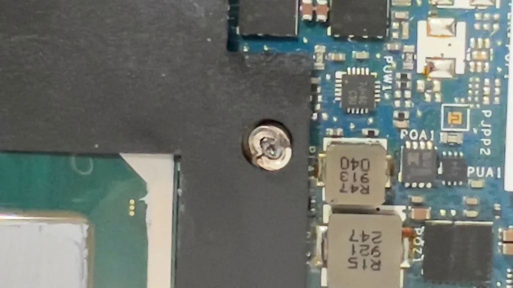 Nahaufnahme eines offenen Befestigungspunkts neben dem Prozessor im HP OMEN