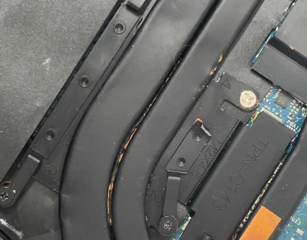 Montierter CPU-Kühler mit silberner Befestigung am HP OMEN
