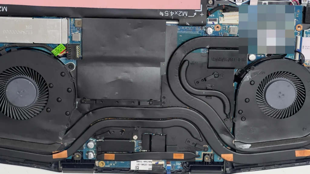 Geöffnetes HP OMEN Notebook mit zwei Lüftern und Heatpipes