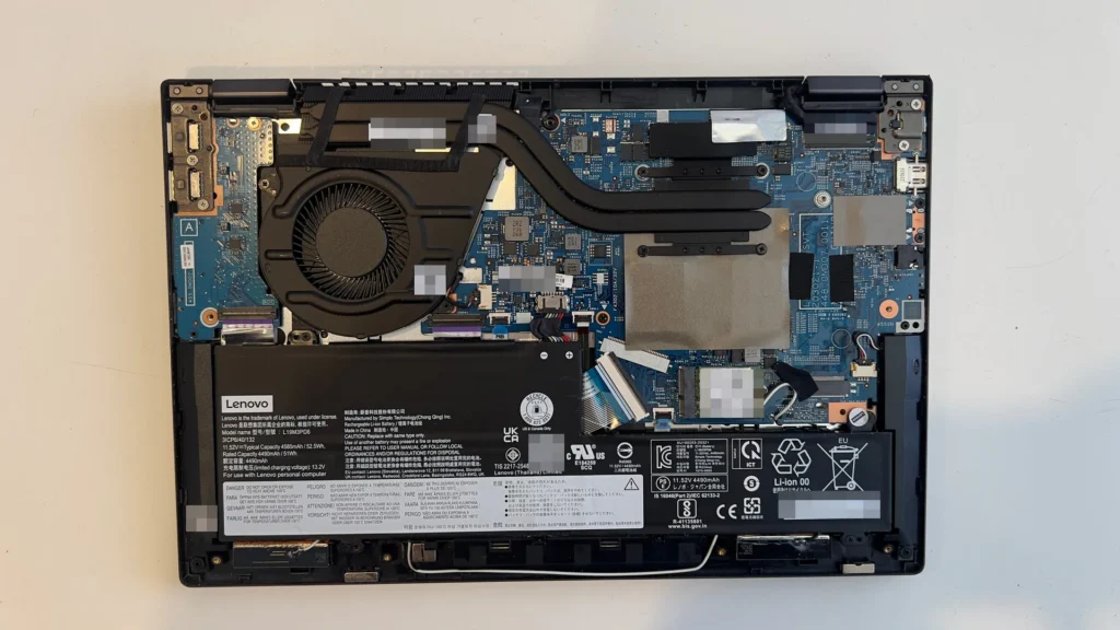 Geöffnetes Lenovo IdeaPad Flex 5 14ALC05 mit sichtbarem Lüfter und Kühlsystem