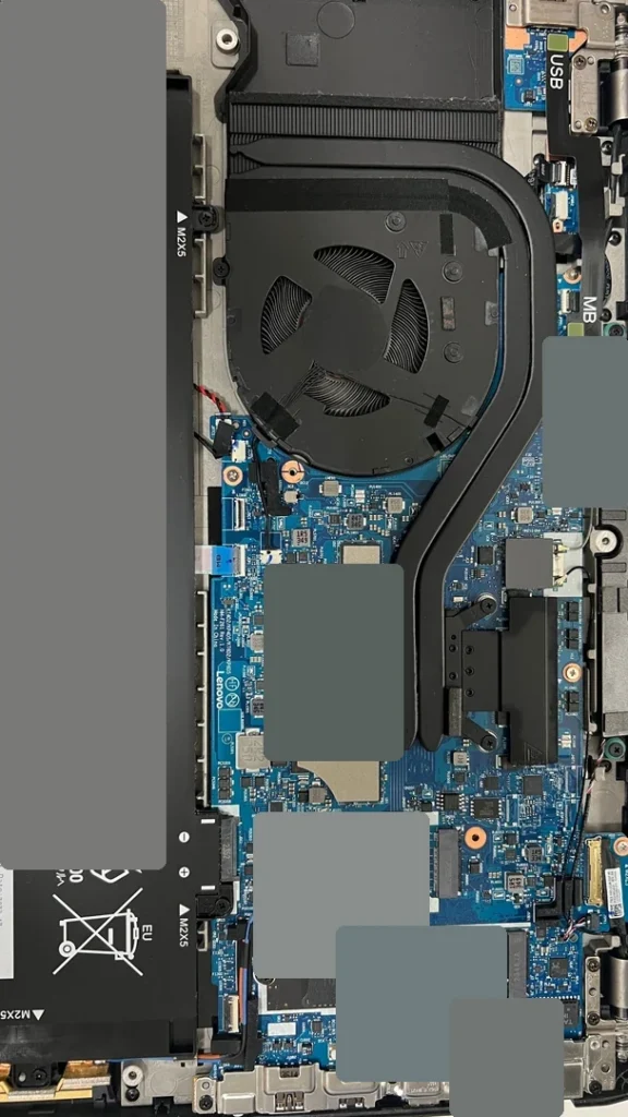 Gereinigter Lüfter und Innenraum des geöffneten Lenovo ThinkPad T16