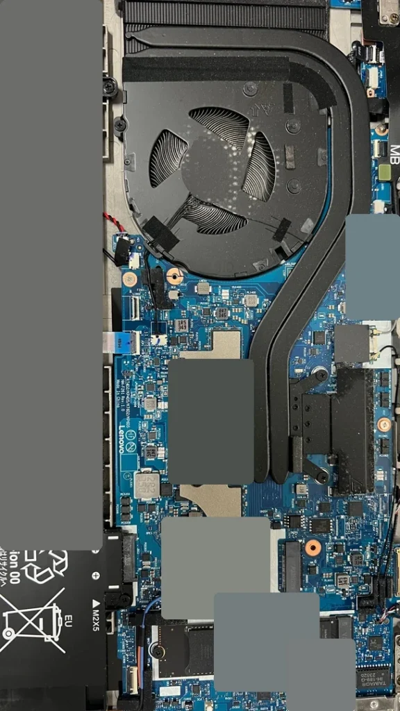 Verschmutzter Lüfter und Innenraum des geöffneten Lenovo ThinkPad T16