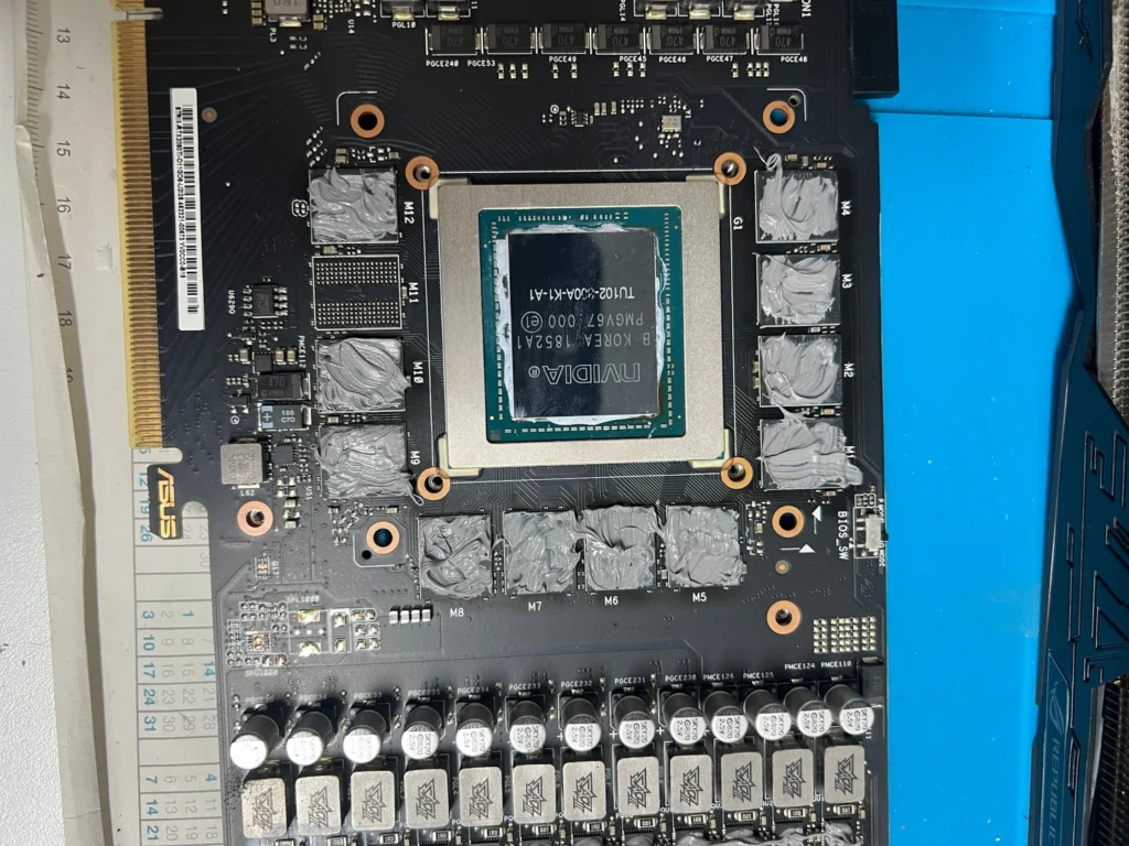 Grafikprozessor und umgebende Bauteile auf der geöffneten ASUS ROG Strix GeForce RTX 2080 Ti