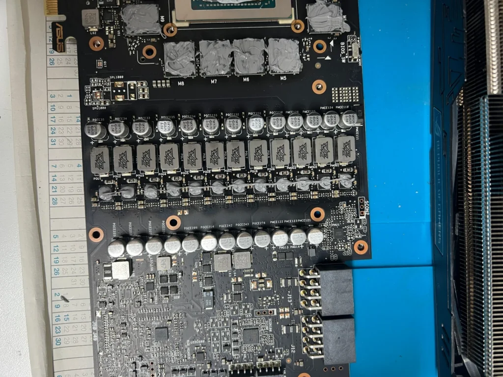 Detail der Platine der ASUS ROG Strix GeForce RTX 2080 Ti mit Bauteilreihen und Stromanschlüssen
