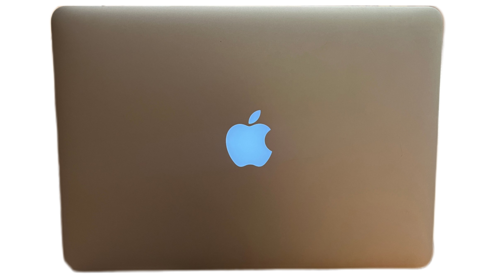 Geschlossenes Apple MacBook Pro A1425 mit sichtbarem Apple-Logo auf dem Deckel