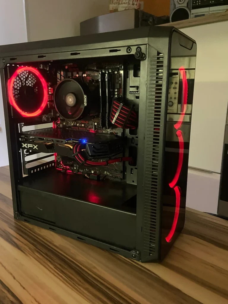 Geöffnete Seitenansicht des Selbstbau-PCs mit Mainboard, Prozessorkühler und Grafikkarte