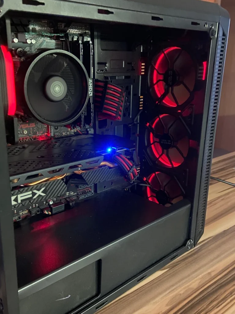 Innenansicht des Selbstbau-PCs mit Prozessorkühler, Grafikkarte und vorderen Gehäuselüftern