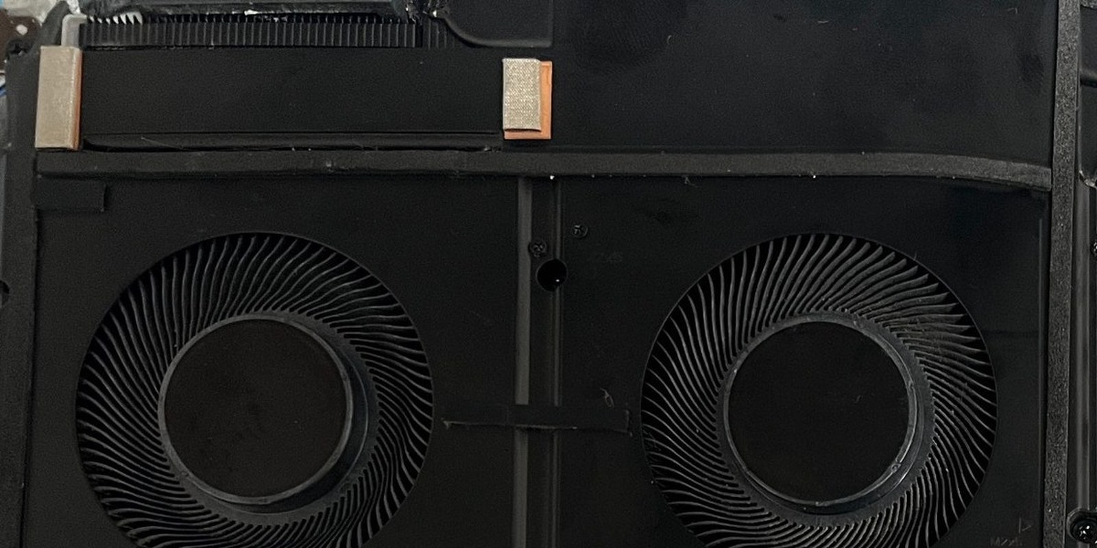 Gereinigtes Laptop-Kühlsystem mit frei sichtbaren Lamellen beider Lüfter